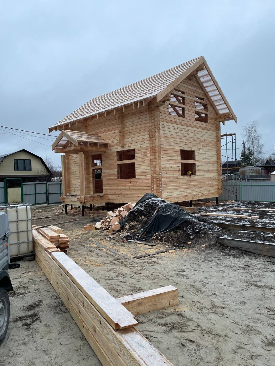 Дом из бруса на свайном фундаменте